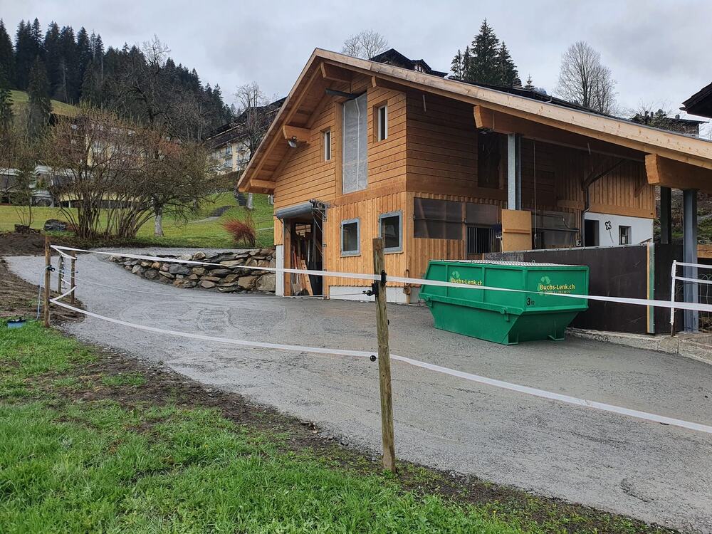 Zufahrtsstrasse und Umgebungsarbeiten