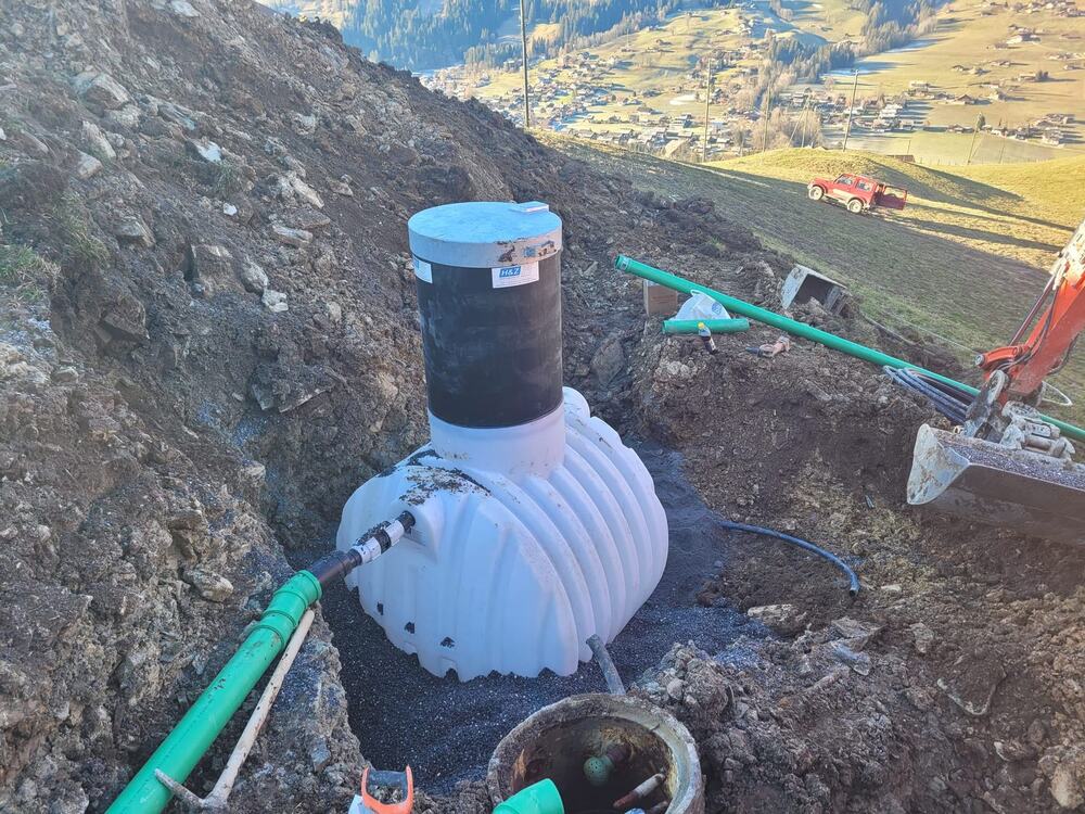 Wassertank mit Anschlüssen
